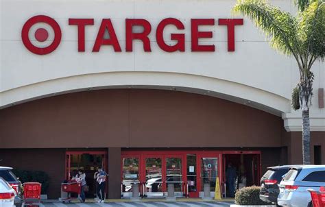 Horario de target - Target · Page · Retail company · (800) 440-0680 · tgt.biz/targetrecalls · Rating · 3.1 (9,648 Reviews) · Pinned post.